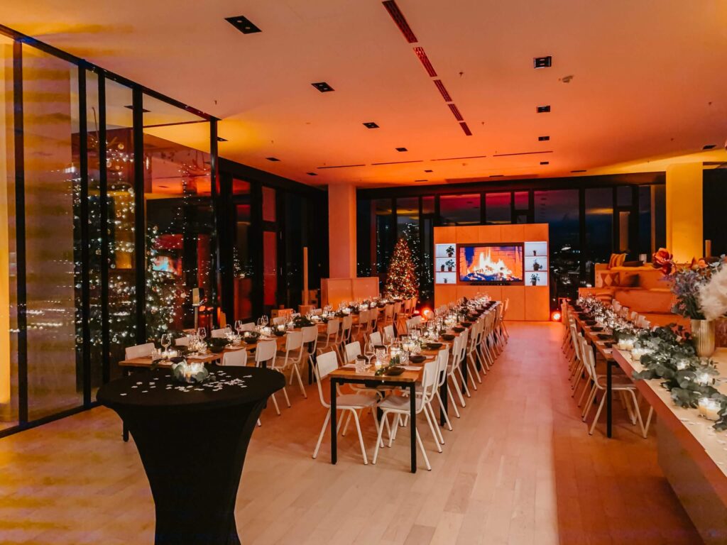 Weihnachtsfeier-Location: festlich eingedeckte Tafel für die Firmenweihnachtsfeier