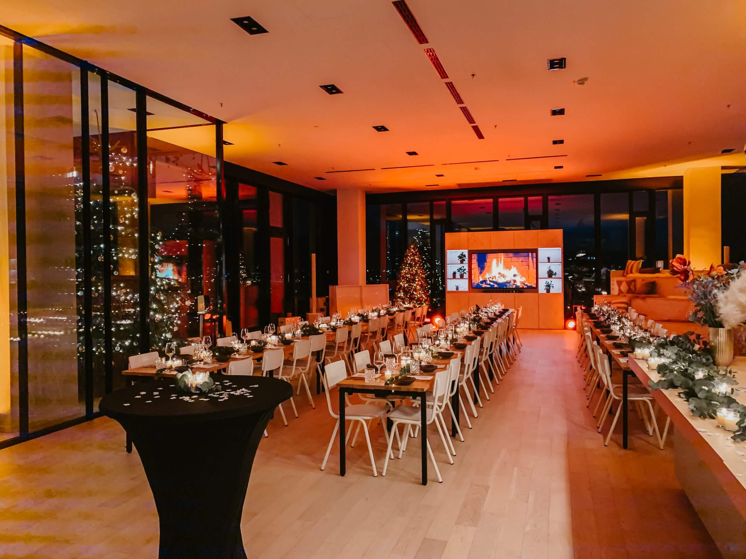 Weihnachtsfeier-Location: festlich eingedeckte Tafel für die Firmenweihnachtsfeier