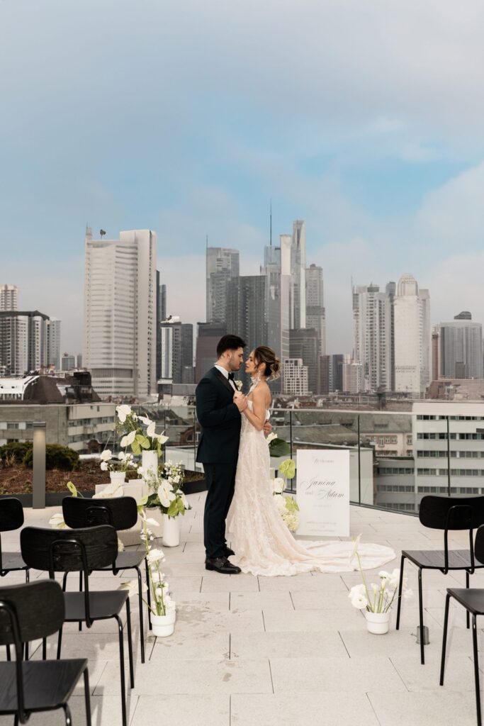 Hochzeitslocation Frankfurt: Hochzeitspaar auf Rooftop vor Frankfurter Skyline