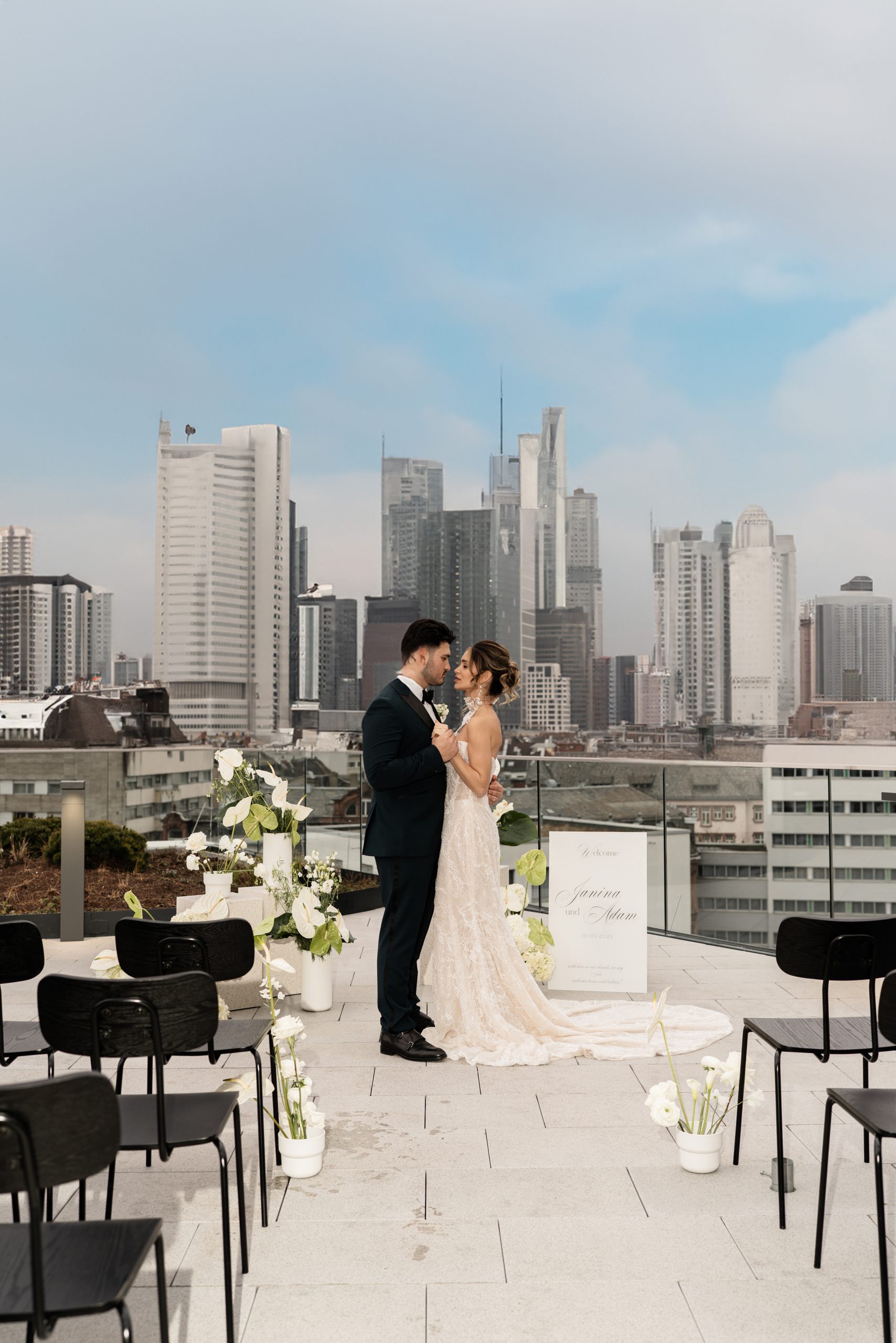 Hochzeitslocation Frankfurt: Hochzeitspaar auf Rooftop vor Frankfurter Skyline