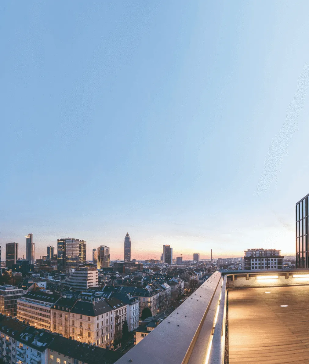 Eventlocation Frankfurt: Dachterrasse des Westend Tower mit Blick auf die Skyline