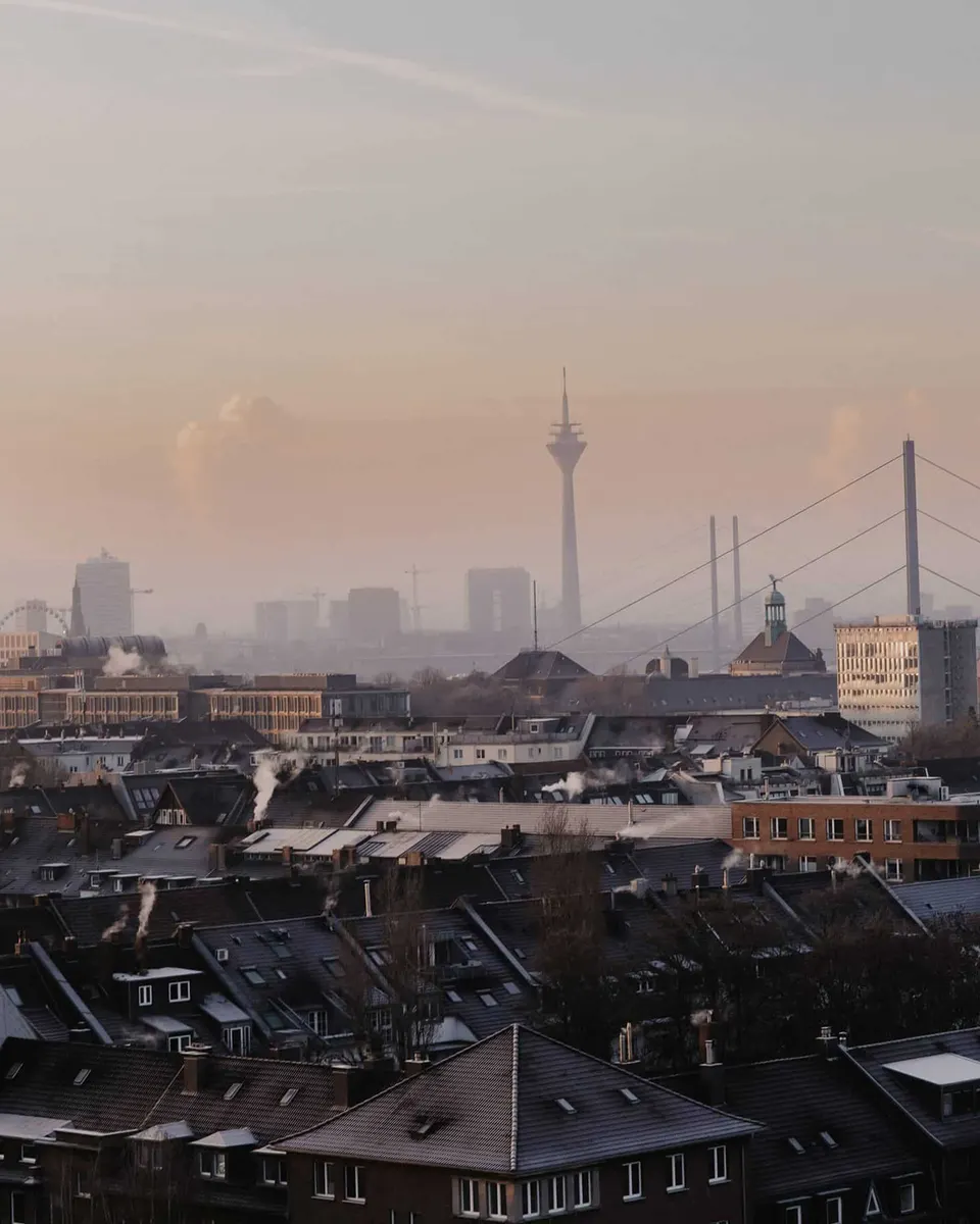 Eventlocation Düsseldorf: Blick über die Dächer der Stadt mit Rheinturm vom Rooftop des FortyFour