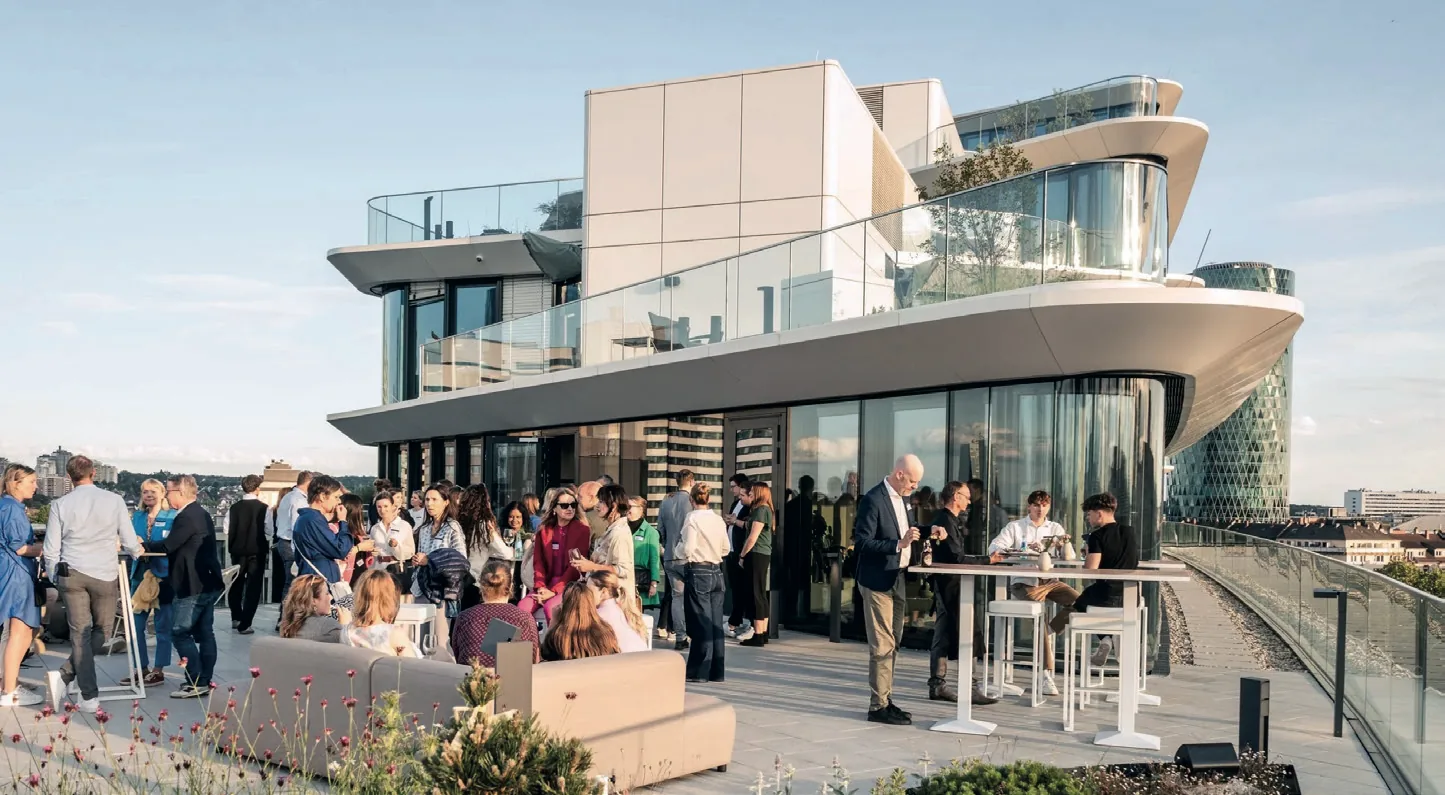 Gäste bei einem Event auf der Dachterrasse des Kreisler