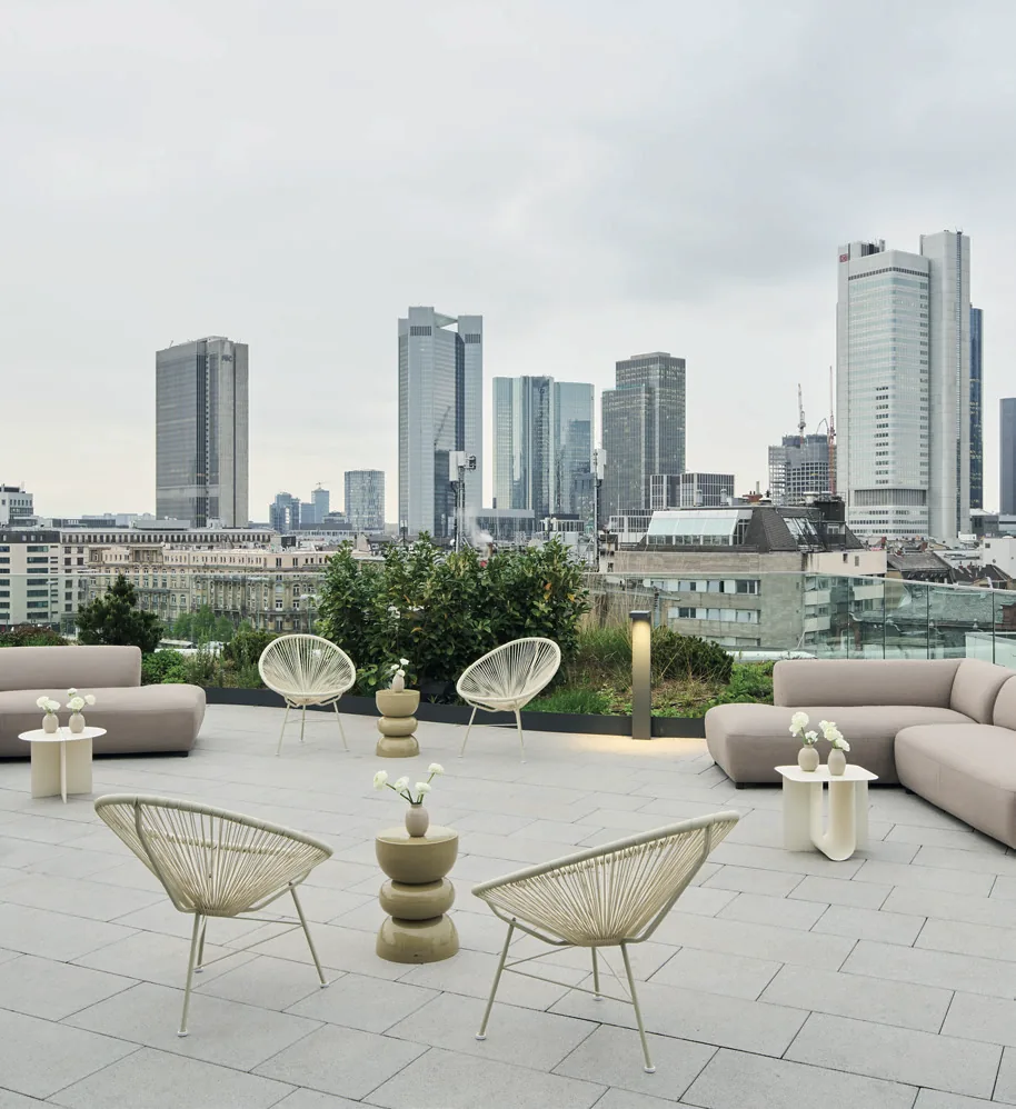 Dachterrasse des Kreisler mit Blick auf die Frankfurter Skyline