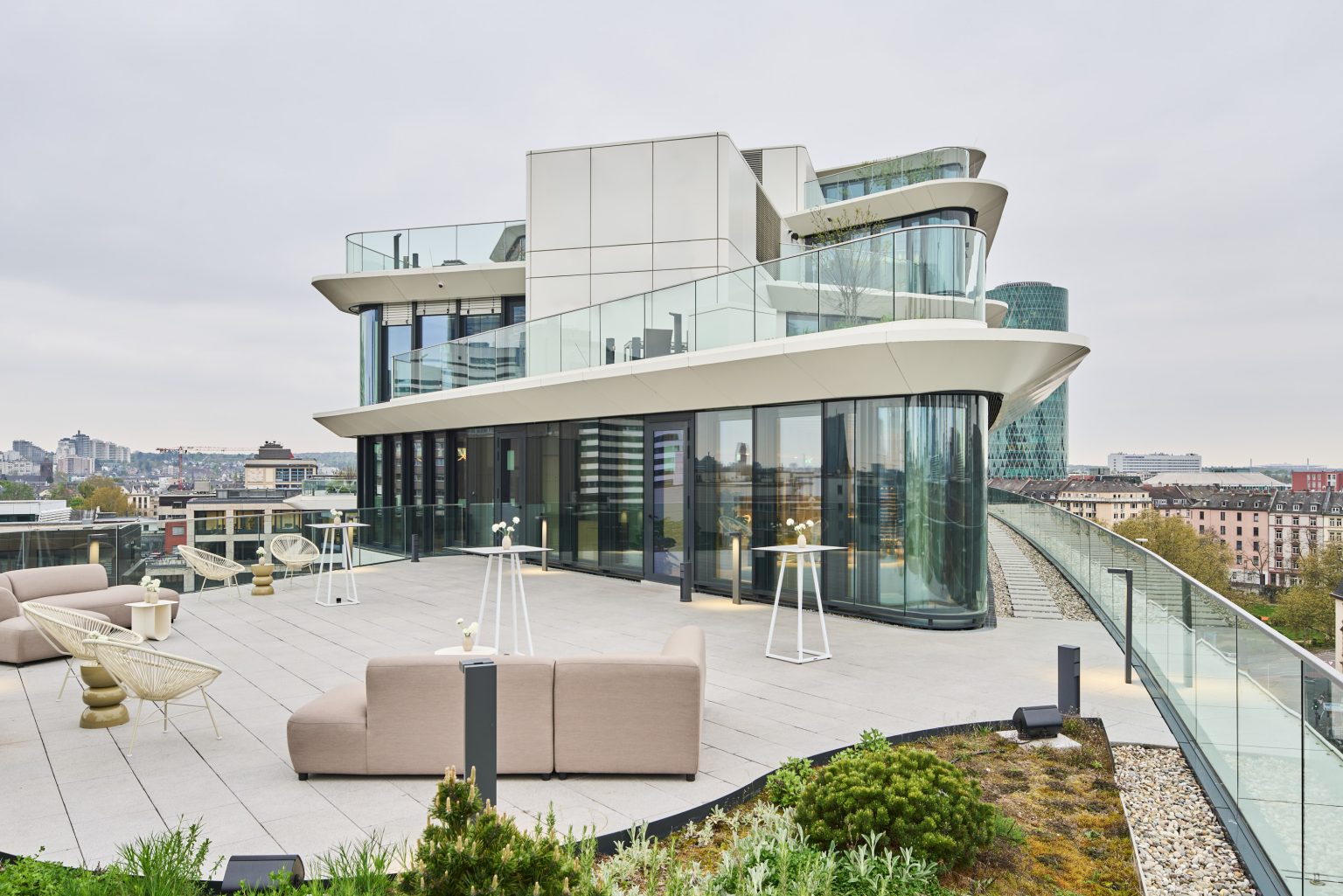 Dachterrasse des Kreisler mit Loungemöbeln vor der Penthouse-Fassade