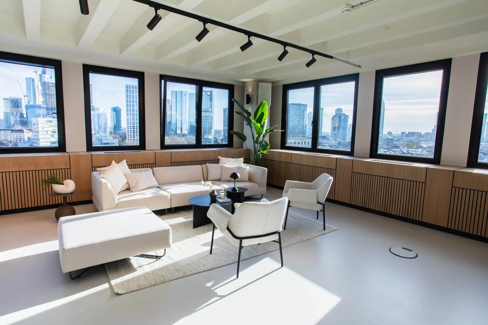 Eventlocation Frankfurt Innenansicht des Raums. Blick auf das Wohnzimmer.